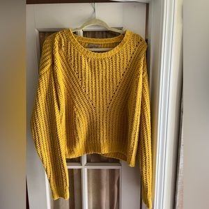 size L, yellow/gold sweater & great condition